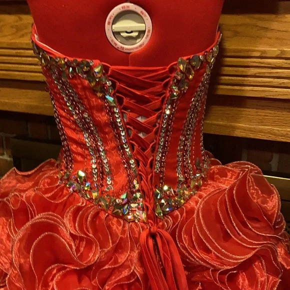 EUC sz M/L unmarked red ruffled corset ball gown - Picture 7 of 8